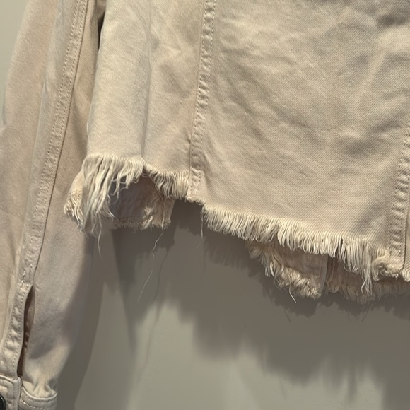 Hidden Los Angeles . Cream colored denim jacket. Cool frayed bottom.Buttons orig - Picture 8 of 9